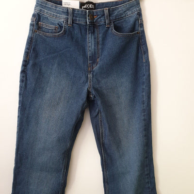 Pieces Flared Fit High Waist Jeans. Size Large ****Ref V530