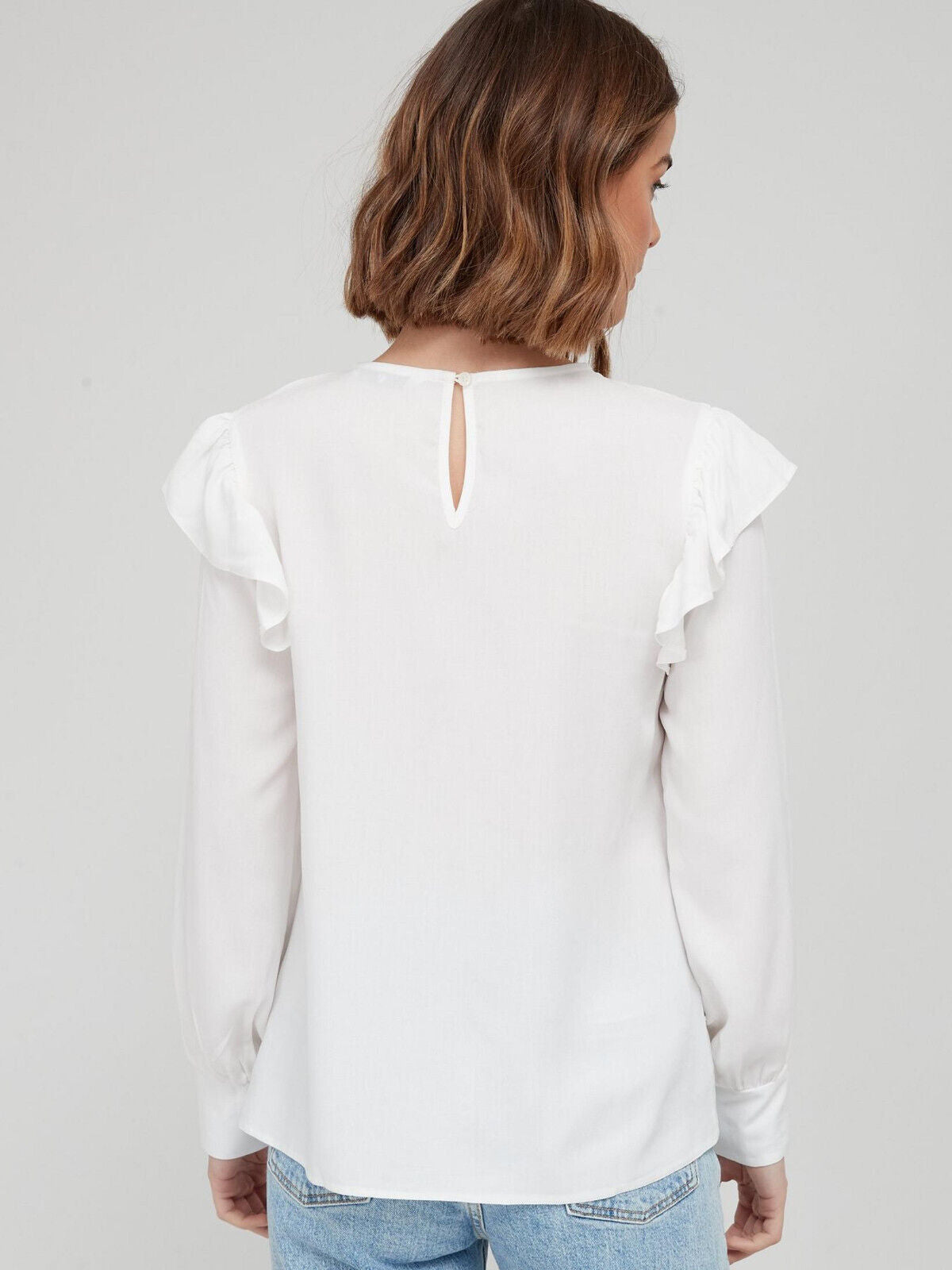 Ruffle Shoulder Blouse – White. UK 18. **** V524