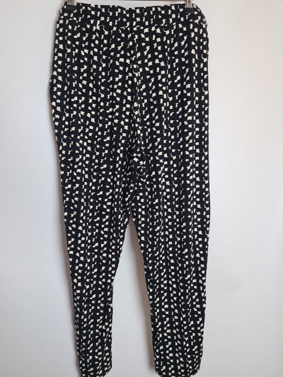 Black And White Pattern Trousers Size 16 **** V351