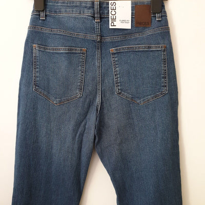 Pieces Flared Fit High Waist Jeans. Size Medium ***Ref V375