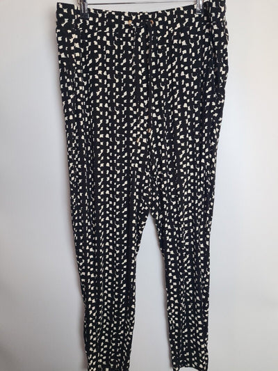 Black And White Pattern Trousers Size 14 **** V351