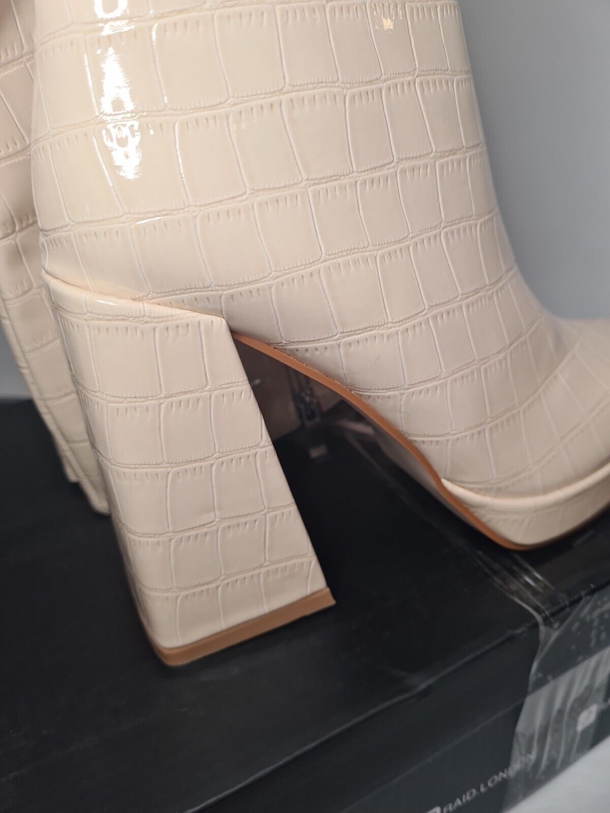 Raid Rosie Knee High Cream Croc Patent Boots Size 7 **** VS3