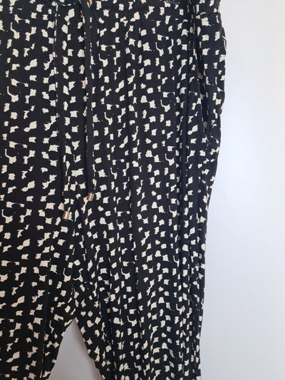 Black And White Pattern Trousers Size 14 **** V351