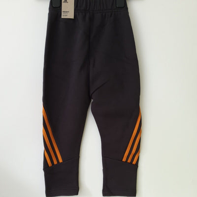 Adidas Boys Regular Fit Taped Leg Joggers Size 5-6yrs****Ref V26