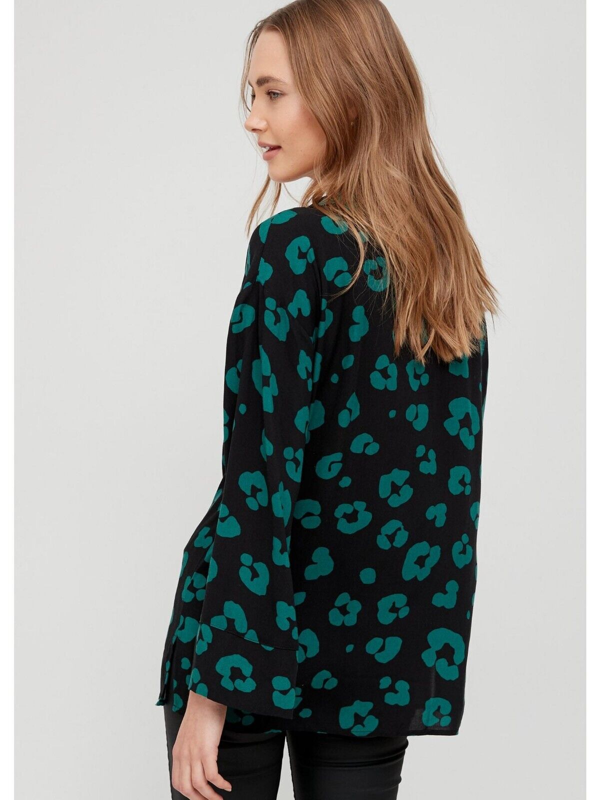 Relaxed Printed Shirt - Green Animal Print. UK 8 **** Ref V368