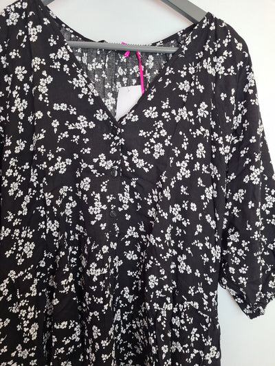 Black Floral Print Tiered Longline Shirt - Mono Print Size 10 **** V481