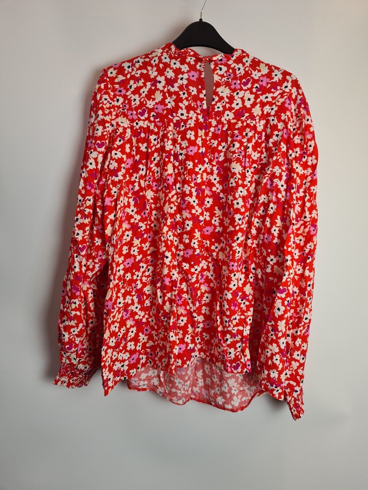 Womens High Neck Red Floral Top Size 16 **** V508