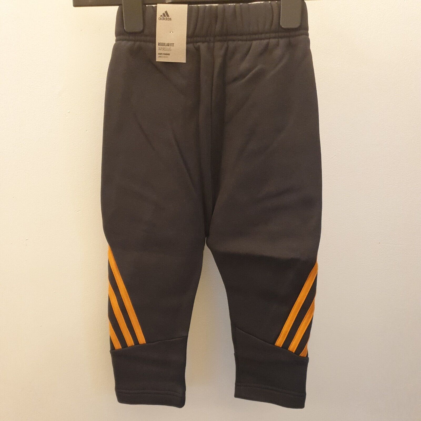 Adidas Boys Carbon Grey/orange Joggers Uk 3-4yrs****Ref V14