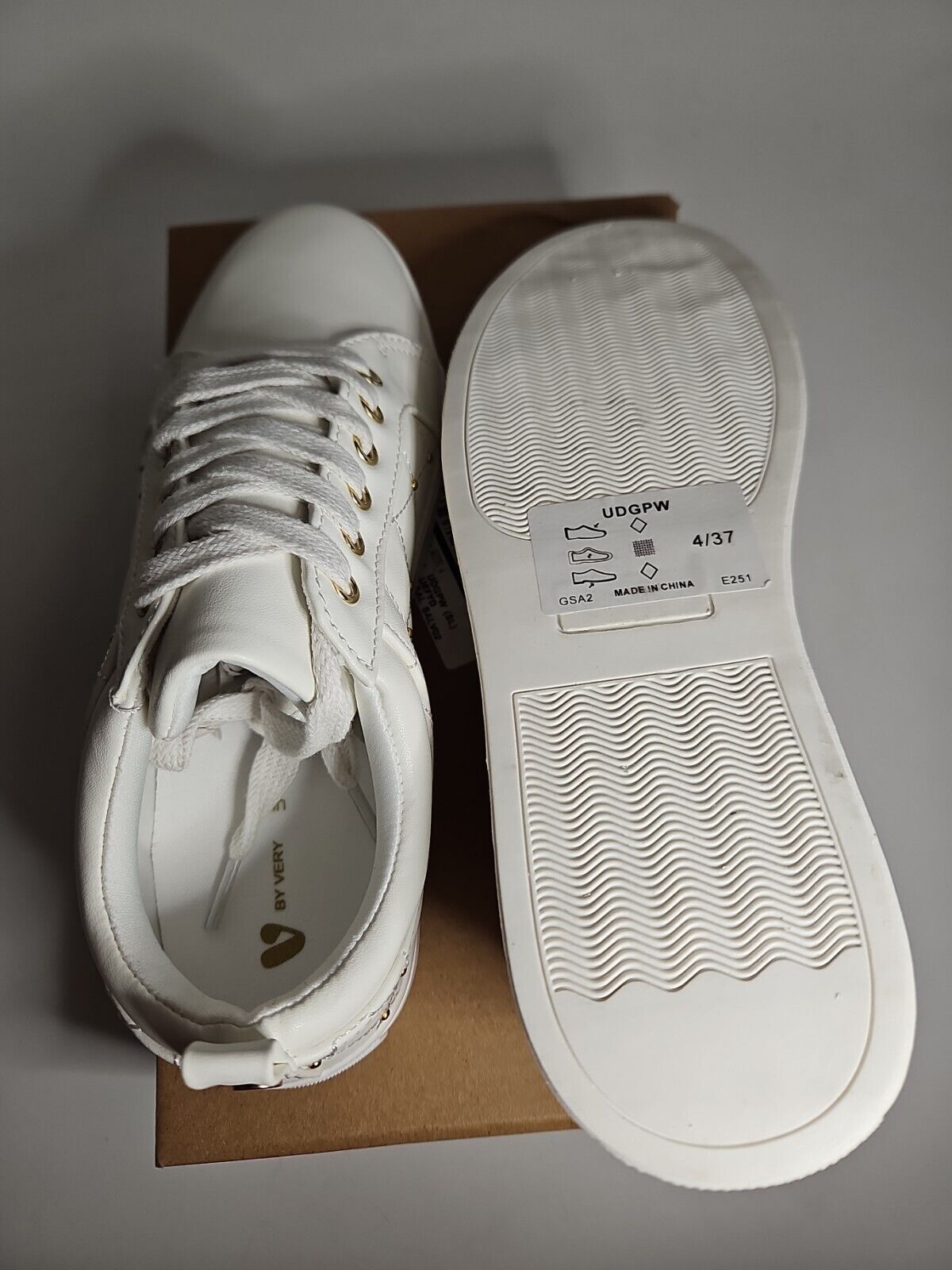 Everyday Womens Quilted White Stud Trainer Size 4 **** VS3