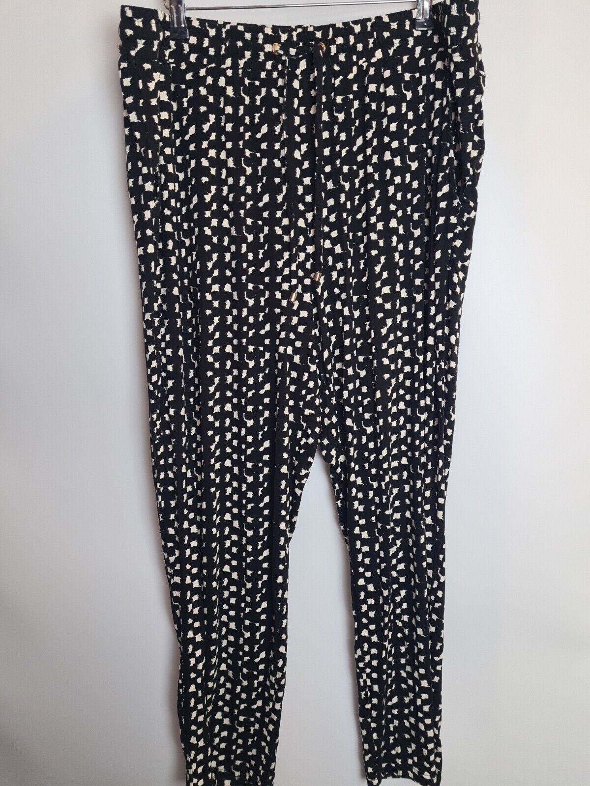 Black And White Pattern Trousers Size 18 **** V231