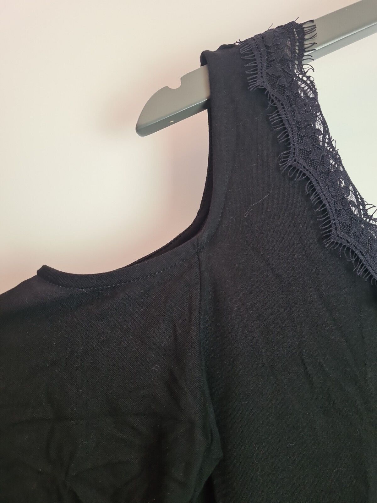 Womens Lace Neckline Black Cold Shoulder Top Size 10 **** V349