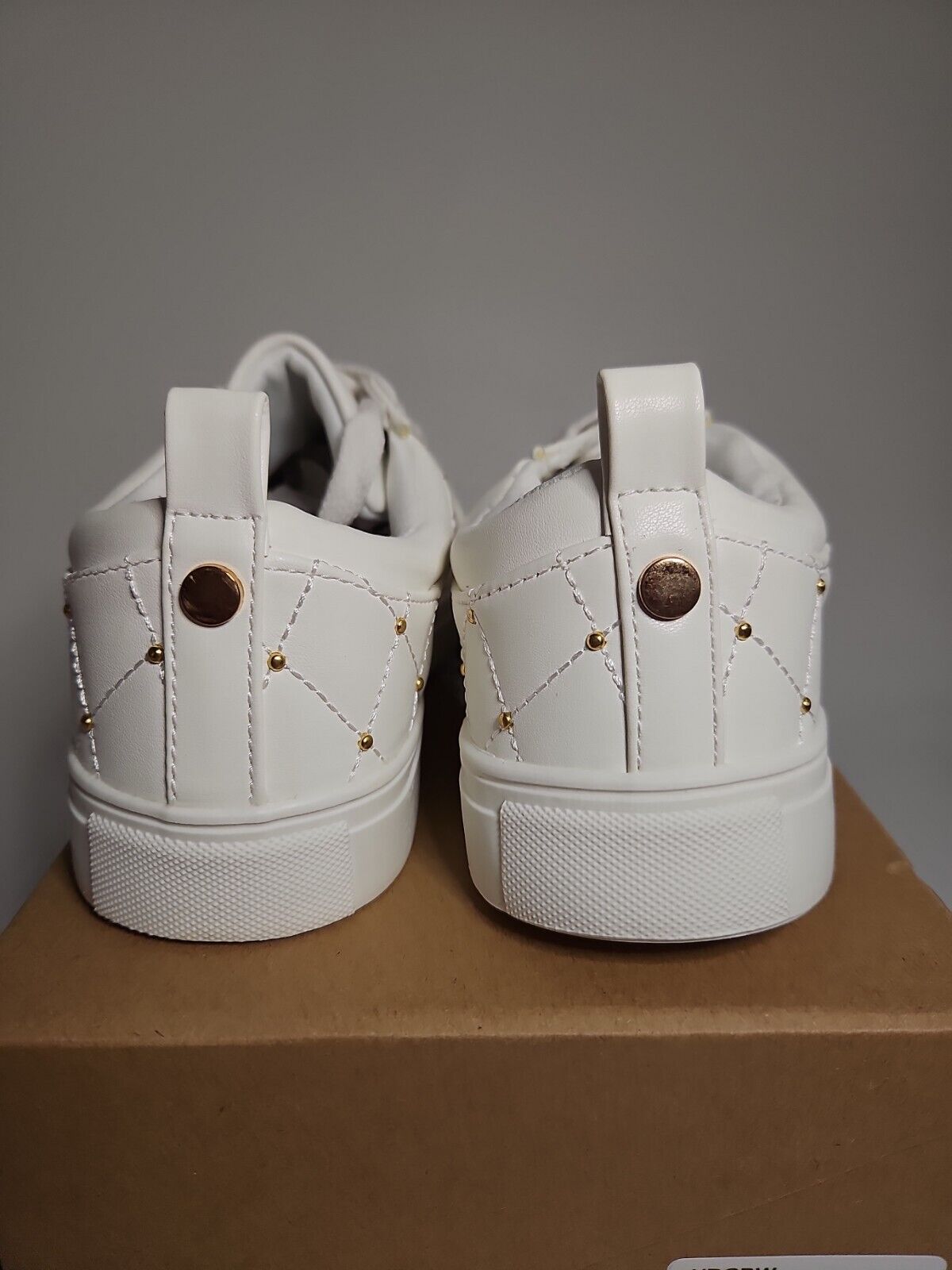 Everyday Womens Quilted White Stud Trainer Size 4 **** VS3