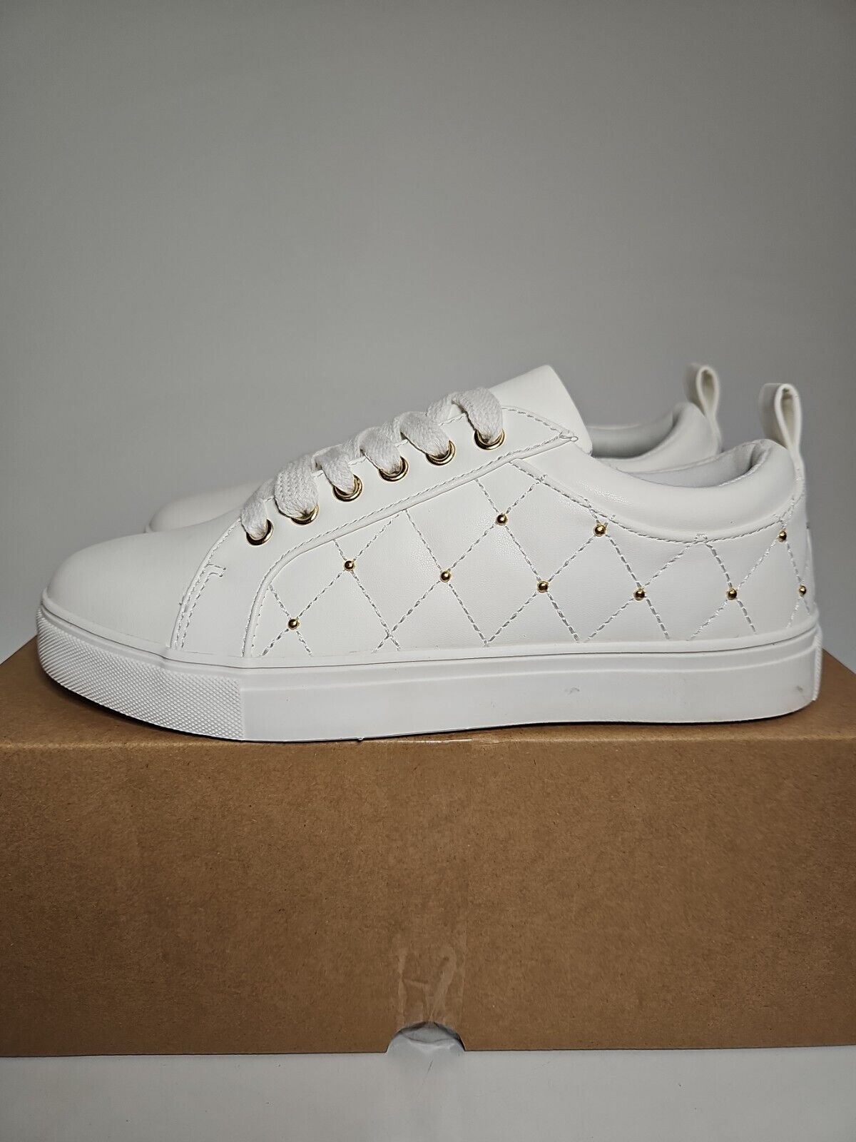 Everyday Womens Quilted White Stud Trainer Size 4 **** VS3