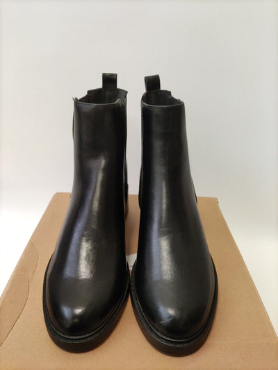 Flat Chelsea Boot - Black. UK 6. VS3