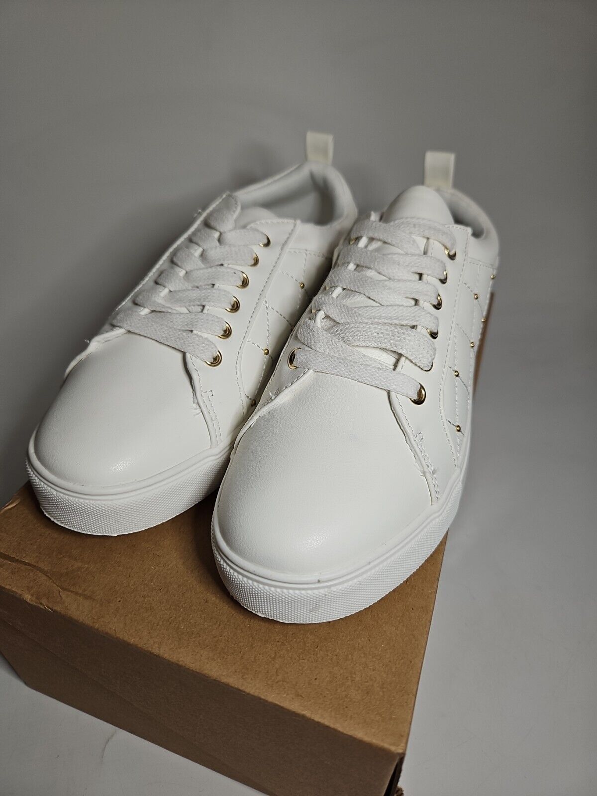 Everyday Womens Quilted White Stud Trainer Size 4 **** VS3