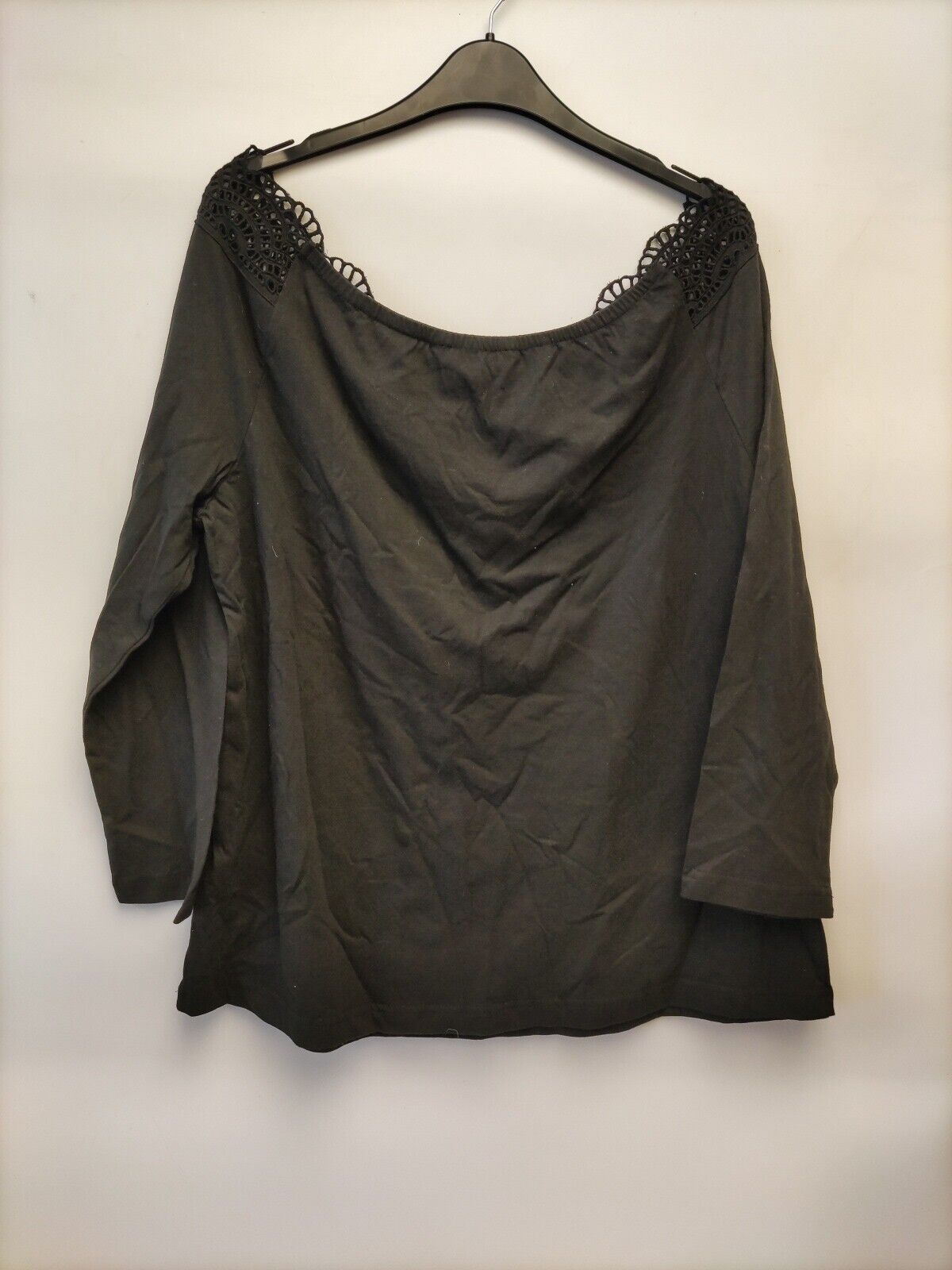 Capsule off the shoulder top. Lace detail. Black. UK 16. Ref DC4